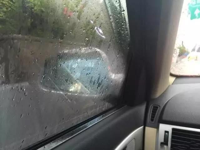 老司机说,下雨天这样开车更安全