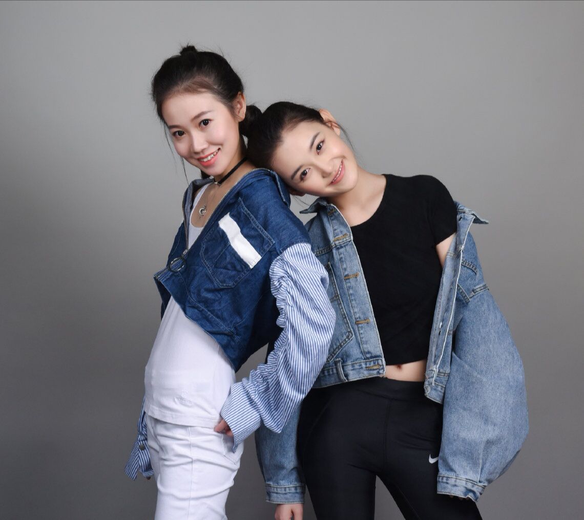 蒋依依与姐姐拍时尚大片,五官差异太大,姐姐名