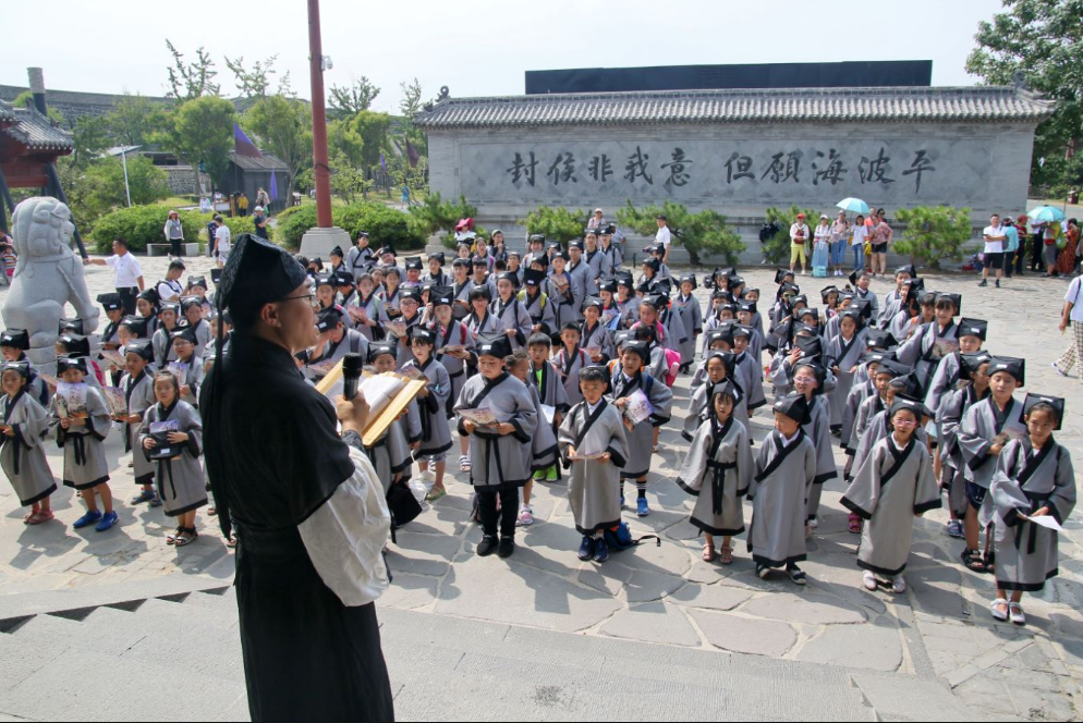 百名烟台学子戚继光纪念馆研学游 弘扬爱国主义精神