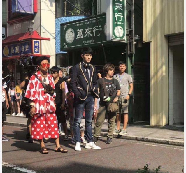 《唐人街探案3》日本路透照曝光，王宝强穿粉色裙子，非常扎眼