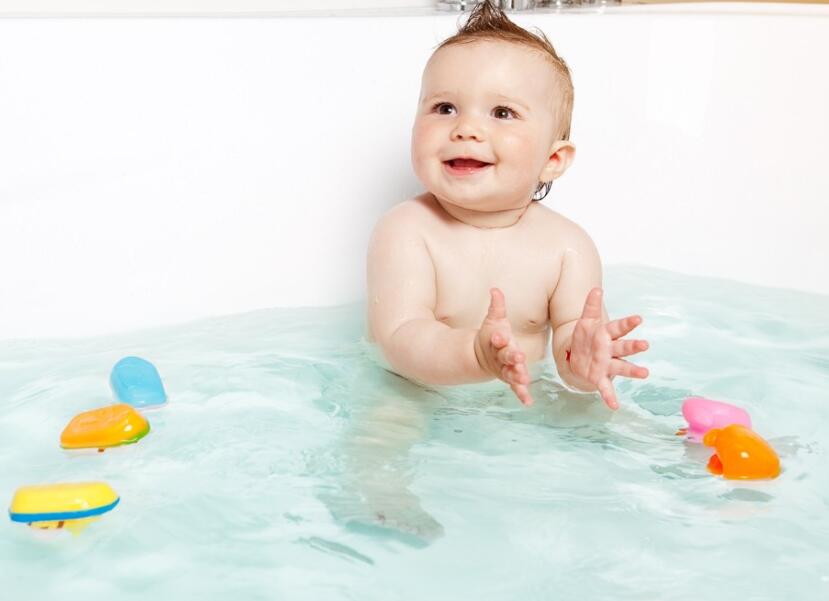 育婴师讲解婴儿“三浴”是指哪些!