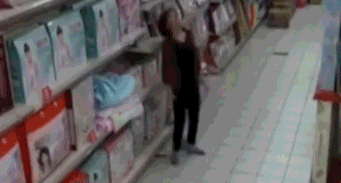 大妈能在超市安稳点?