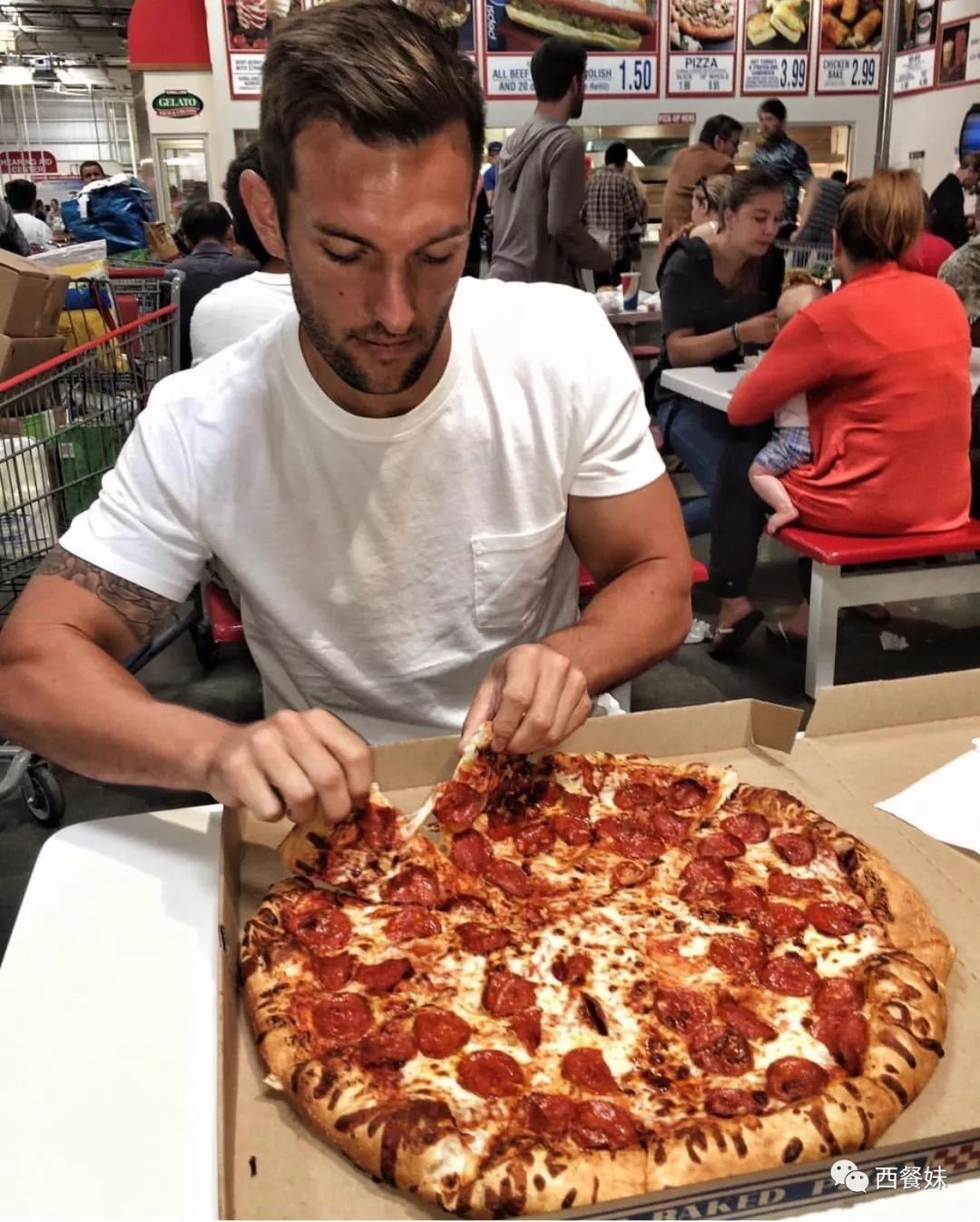 原创性感腹肌男孩手拿pizza周游世界走红网络披萨和他我都想要