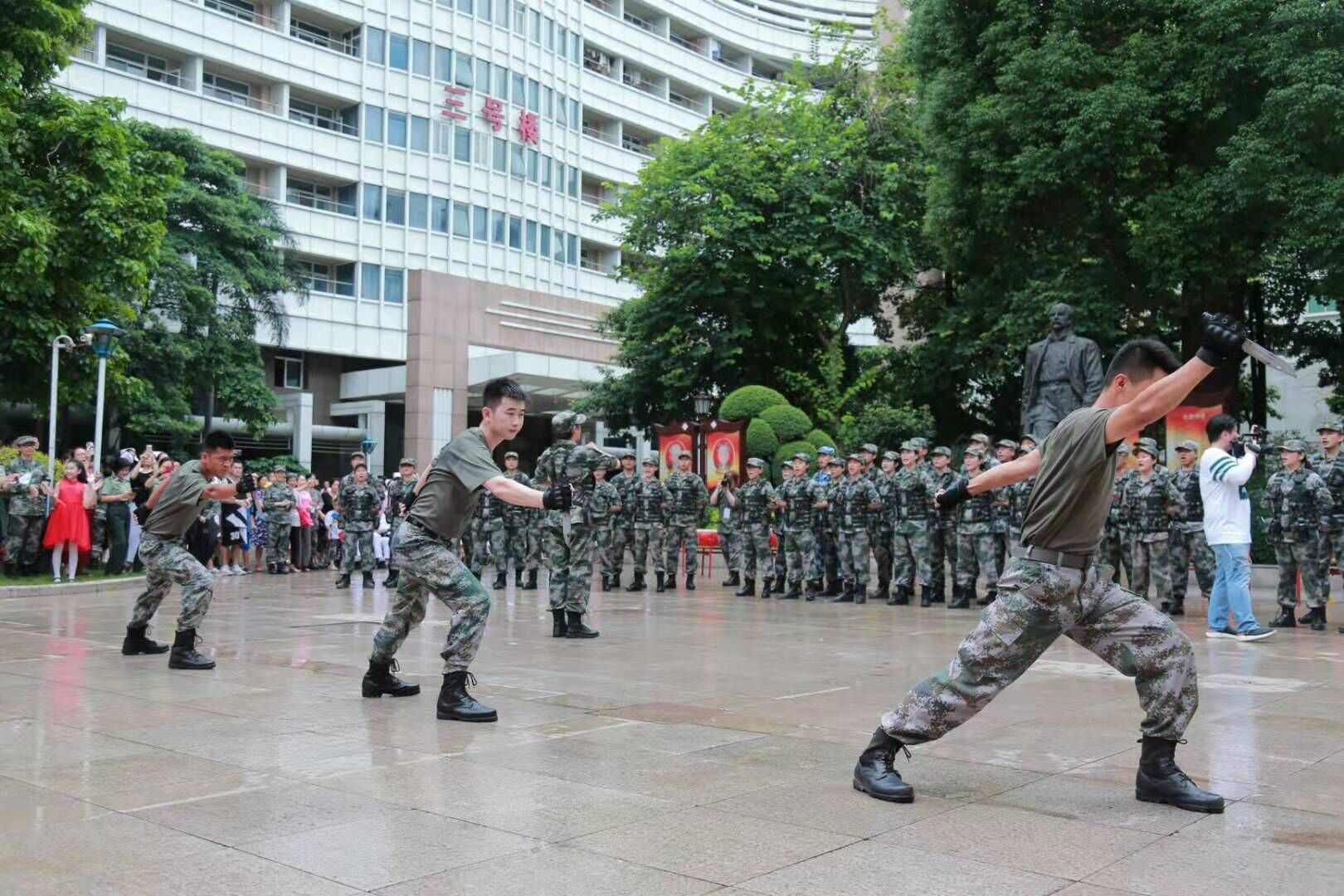 南部战区总医院举行"快闪"活动庆八一,礼赞祖国新辉煌