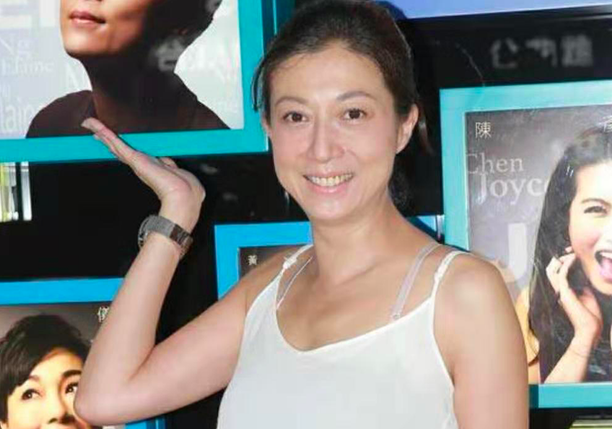 原创吴绮莉罕见露面发布会,肤白貌美气质依旧,网友:吴卓林消停了?