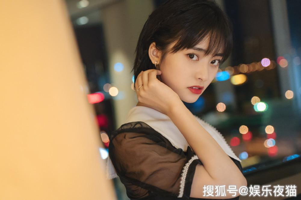 沈月穿得真大胆,黑色透视开叉裙配高跟鞋,坐沙发上都要用手挡