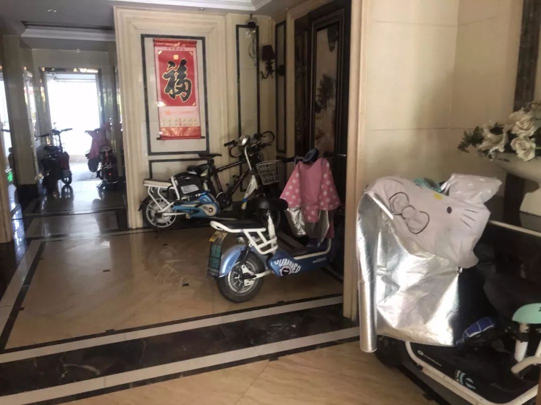 济宁市某小区无车棚无充电桩,电动车飞线充电业主心里发慌 博九国际娱乐