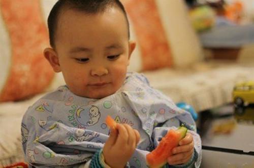                     8月份多给孩子吃2种水果，体质好少生病，孩子健康家长放心