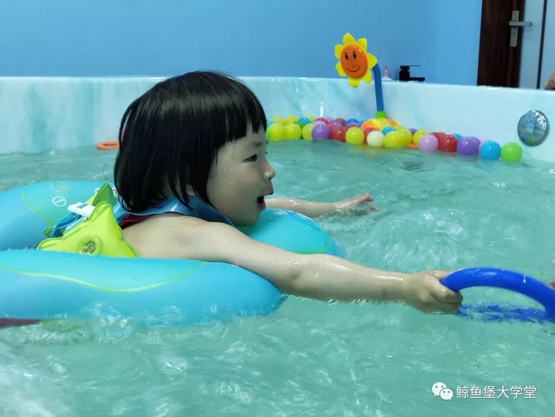                     宝宝游泳时哭闹，还要继续游吗？