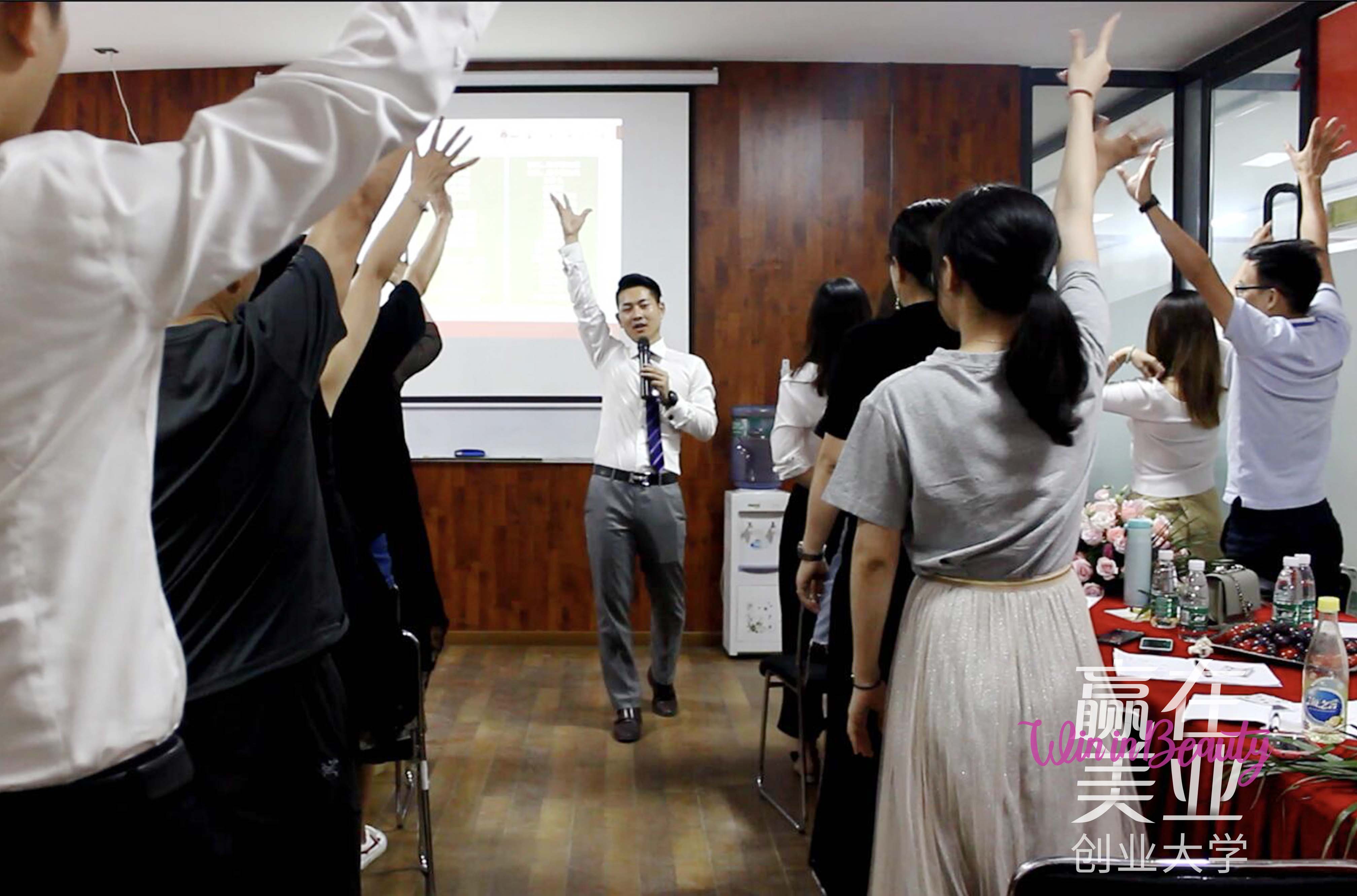 钟点通老师认为:"现在美容院的现状:1,专业差,顾客铺垫不到位,员工不