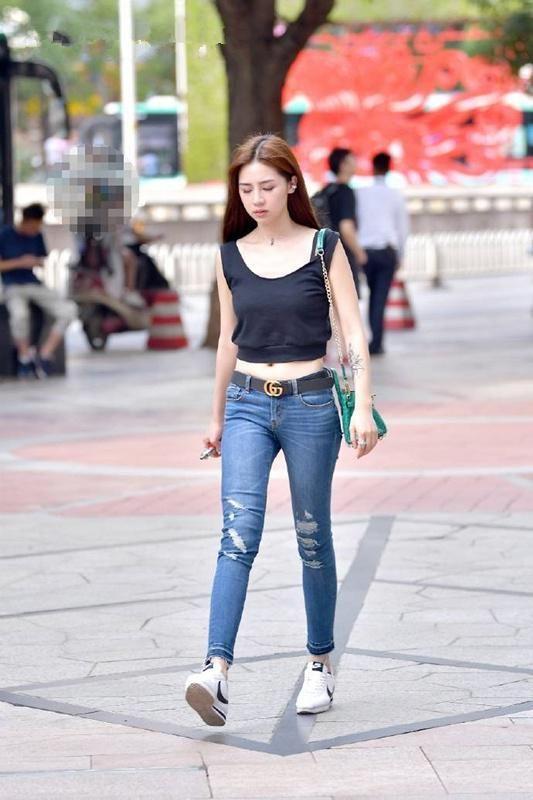 街边最新"小白鞋 牛仔裙",甜美可爱如初恋,你值得拥有