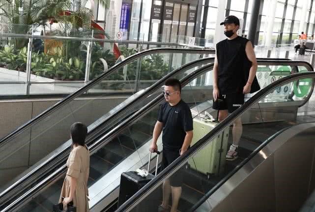 机场推行李箱的视频 3d6d910686b24a06b23a60ae06319973.jpeg