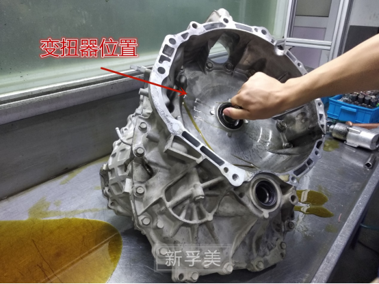 变速器安装在什么与什么之间 3dfcfcc841e6433d943c1547f43cd4ea.png
