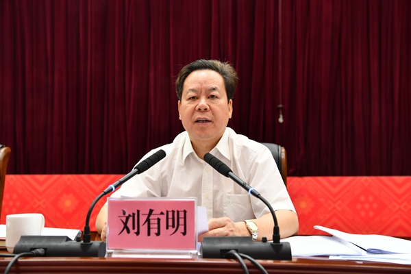 刘有明:坚决打赢脱贫摘帽攻坚战 打造大石山区脱贫攻坚典范