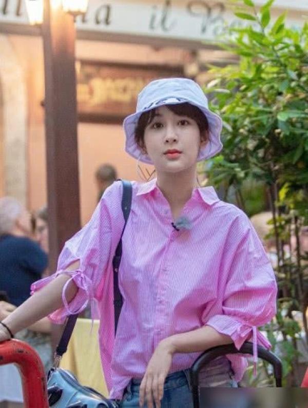 杨紫录制综艺秀,玫红色衬衫搭直筒裤,瘦身后身材成亮点 皇家娱乐赌场网址