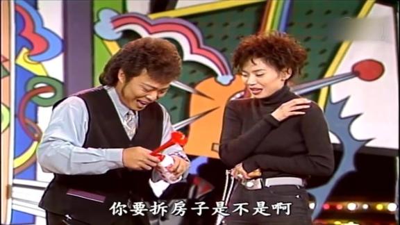 张菲、邝美云跳绳游戏,还故意逗菲哥