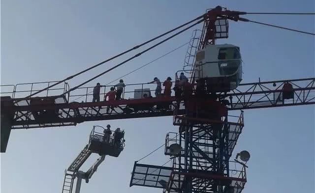 急救医生徒手攀爬35米塔吊救人,场面惊险.......