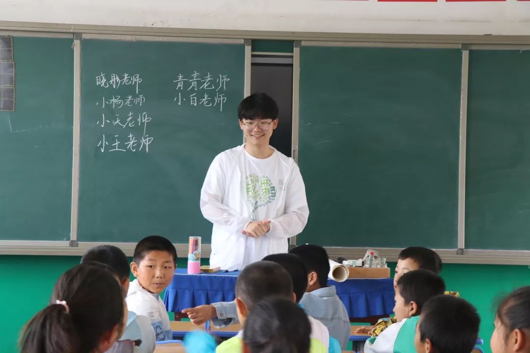 组织兰州大学社会实践青年志愿者在漳县盐井小学开展暑期支教志愿服务