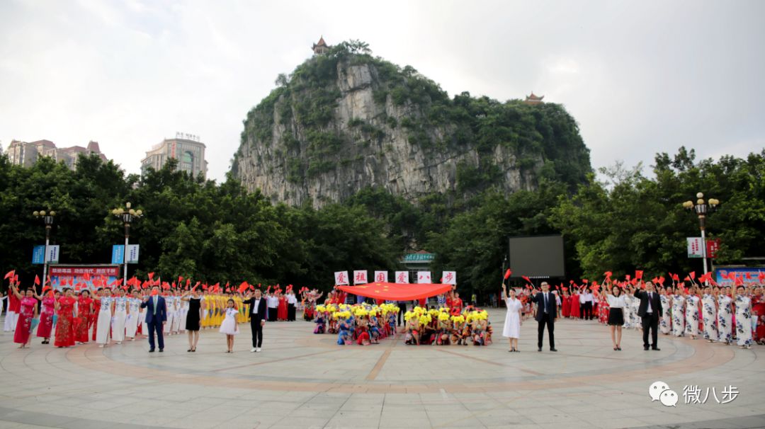 快闪燃情八步千人合唱深情告白祖国