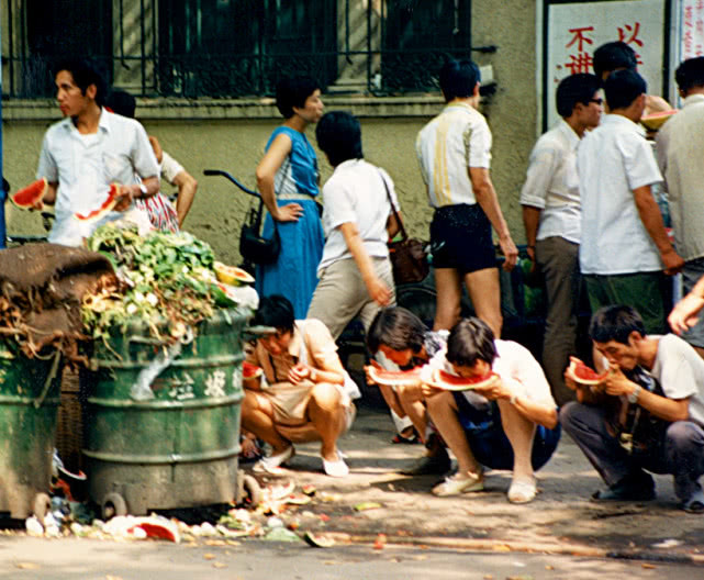 老照片:1987年的中国,图三老师护送过马路,图四父亲的