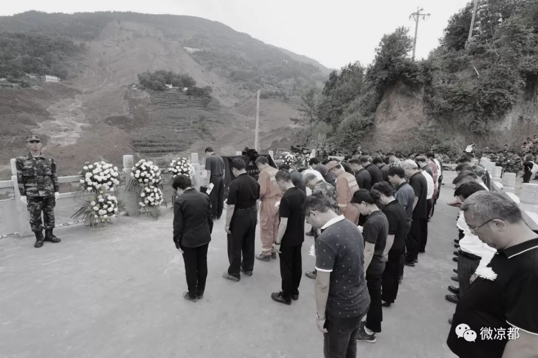 逝者安息 生者前行——贵州水城"7·23"特大山体滑坡灾害遇难者公祭