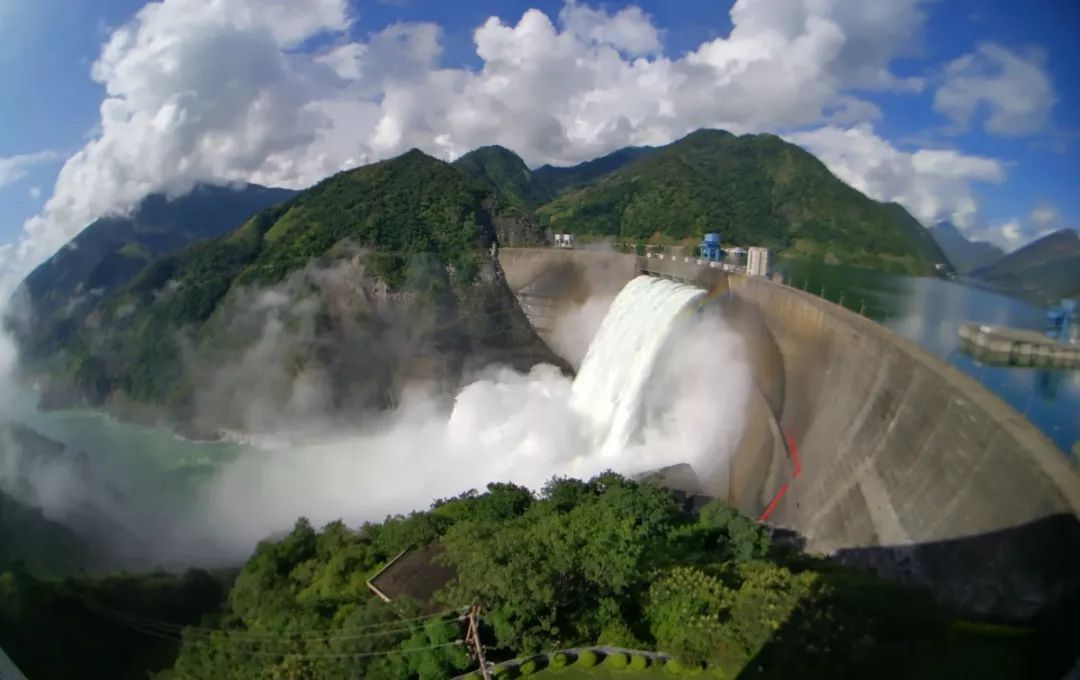 二滩水电站大坝泄洪