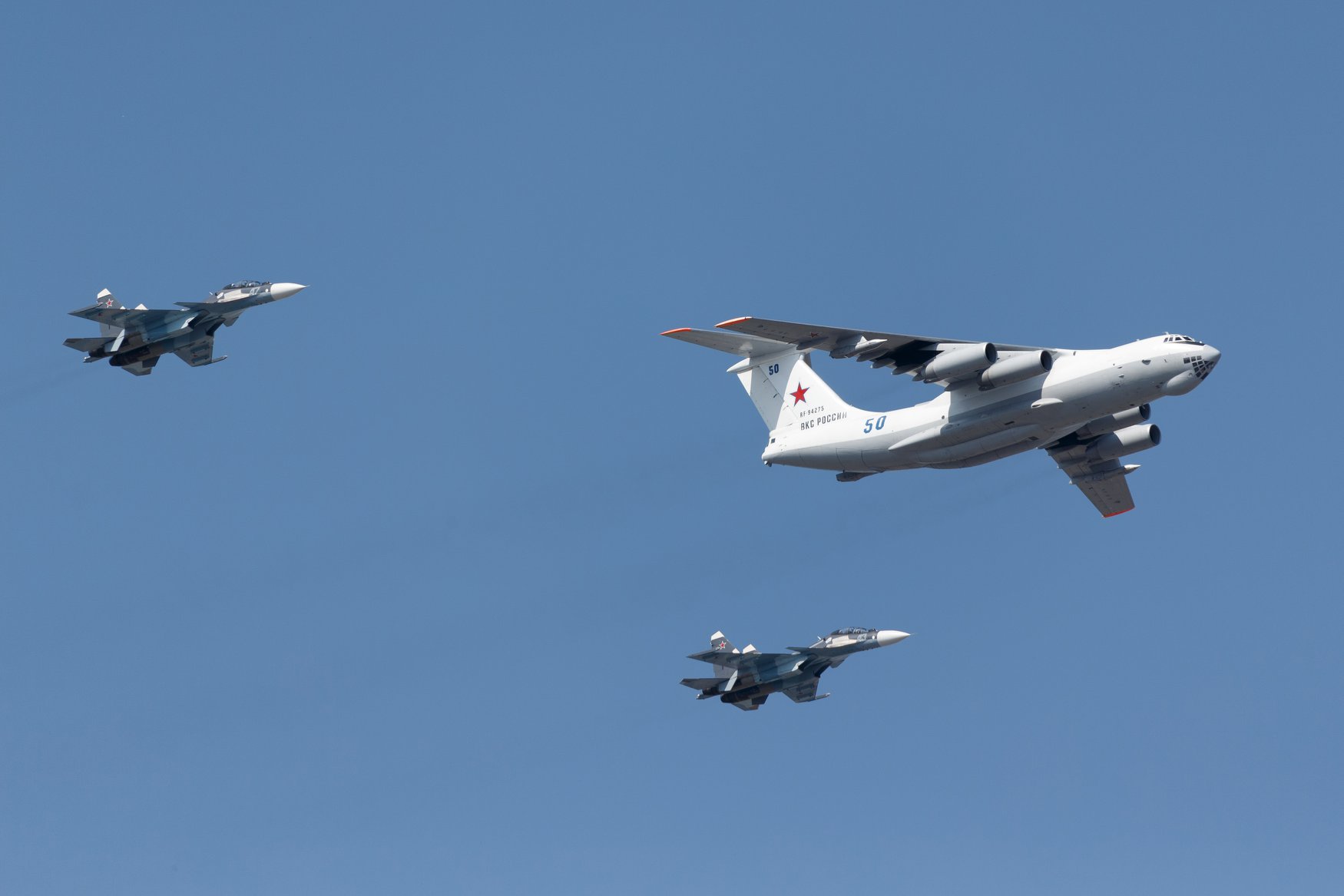 俄军军纪涣散?苏30SM参加海军大阅兵,后座飞