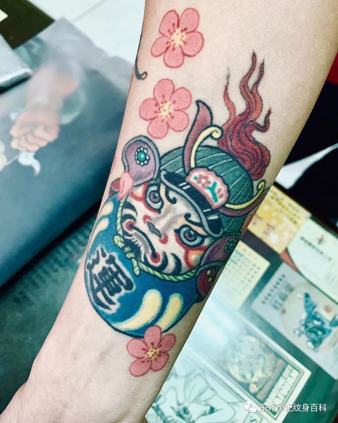 一种大家并不陌生的纹身题材,也有人称之为达摩娃娃,被视为好运,财运