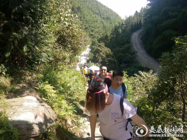 万宝镇开展秋游暨庆“八一”远足活动