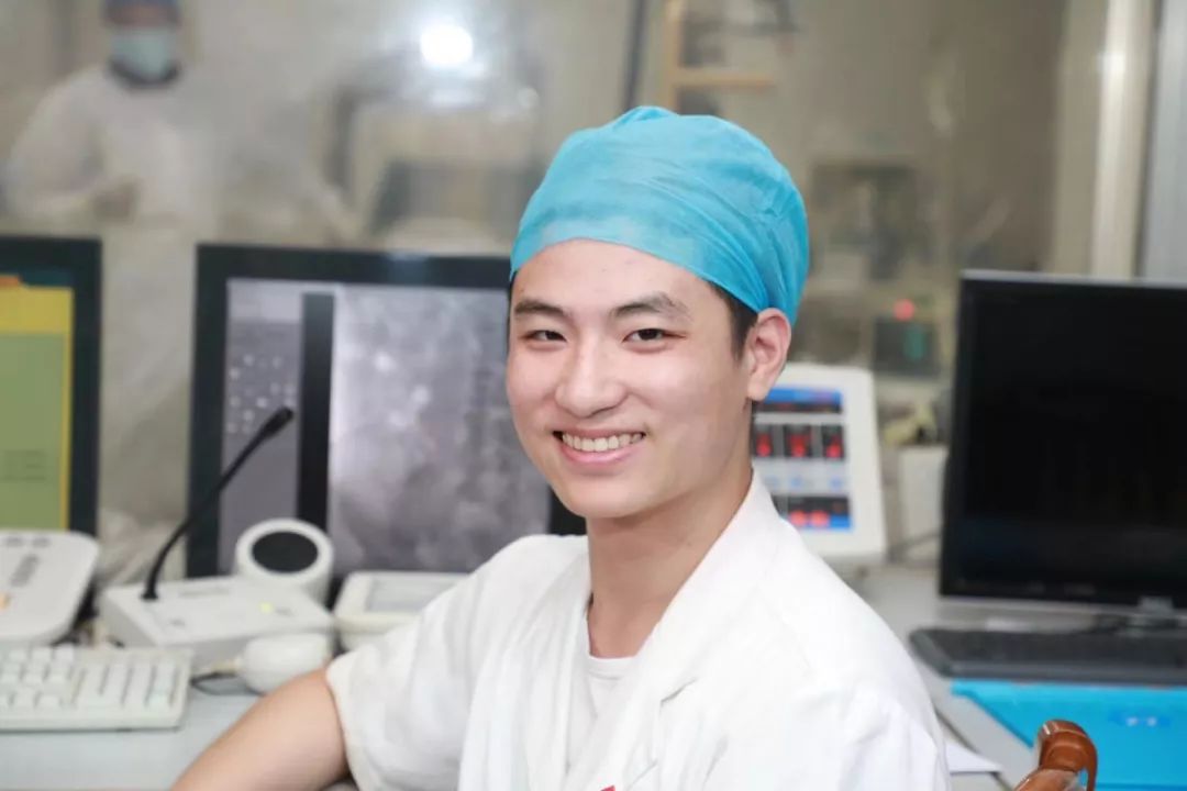 一起回忆"医生们的笑脸"去年首届"中国医师节"留下的今天,小编手揣着
