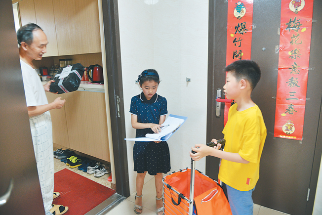 高温酷暑 两孩子坚持送快递为筹善款 澳门星际登录