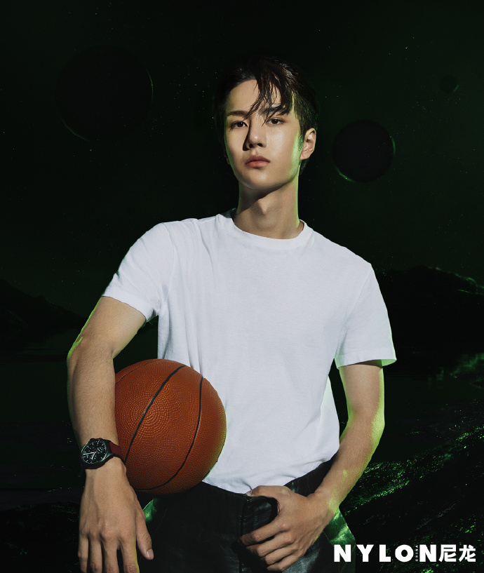 王一博《NYLON尼龙》八月刊大片话不多说但话在点上_搜狐网