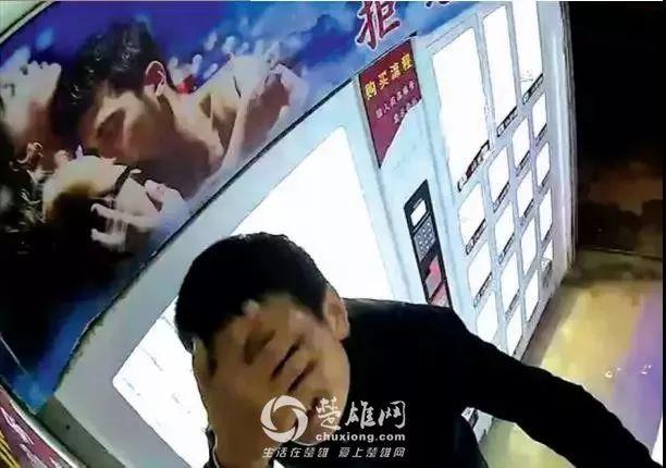 蠢哭了!云南一名小年轻对充气娃娃过分好奇,竟捂着眼睛干出这种事 万博体育官网注册