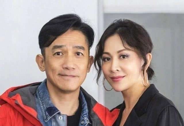 54岁刘嘉玲晨跑被拍,满脸皱纹,不化妆和老太太