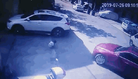 中山6岁男童蹲路上玩耍,小车将其卷入车底后继续