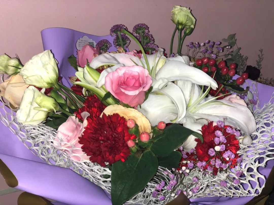 一束鲜花 代表着浓浓的医患情谊 一帧贺卡 最美的鲜花 送给美丽的