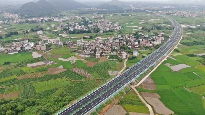 今天阳朔至鹿寨高速公路正式建成通车