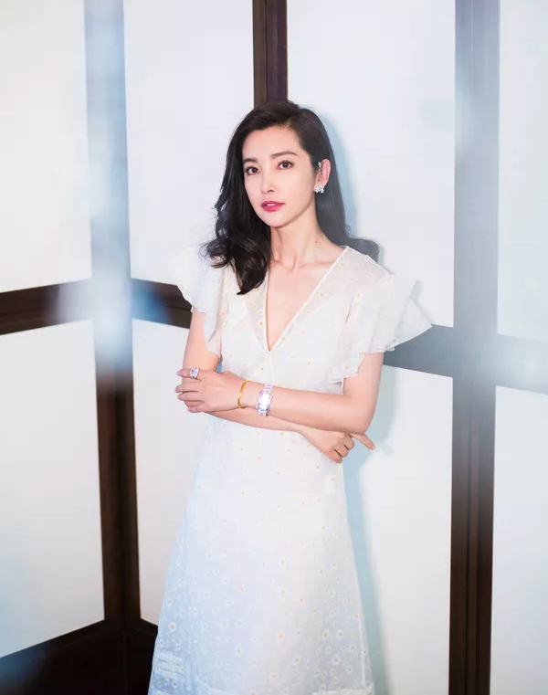 李冰冰叱咤好莱坞,46岁上时尚杂志封面,网友:长相吃亏