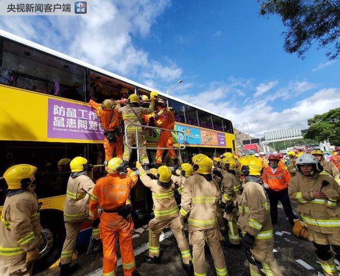 香港新界大榄隧道外两辆巴士相撞77人被困
