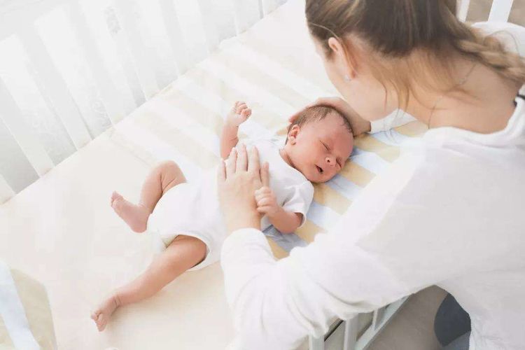                     原创            宝宝什么时候可以用枕头？不是6个月！很多家长都给孩子用早了