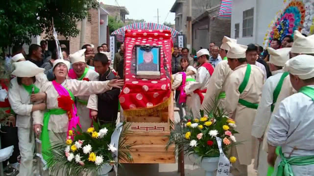 山西葬礼上浩大的祭灵场面200多孝子孝女披红挂绿的图片目不暇