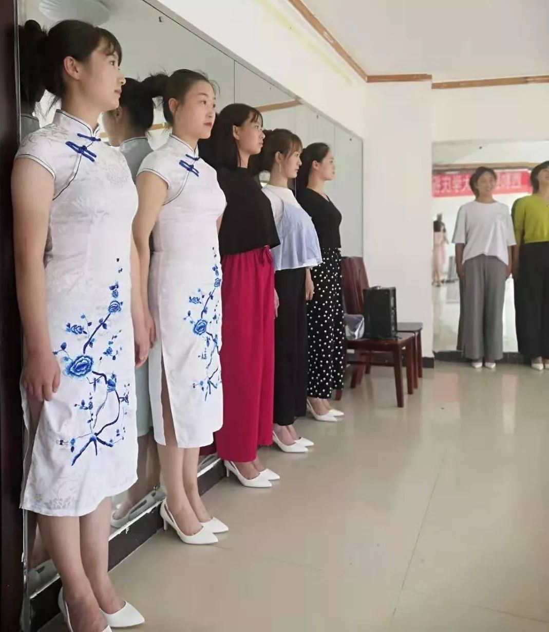 礼仪小姐姐 培训现场吧!