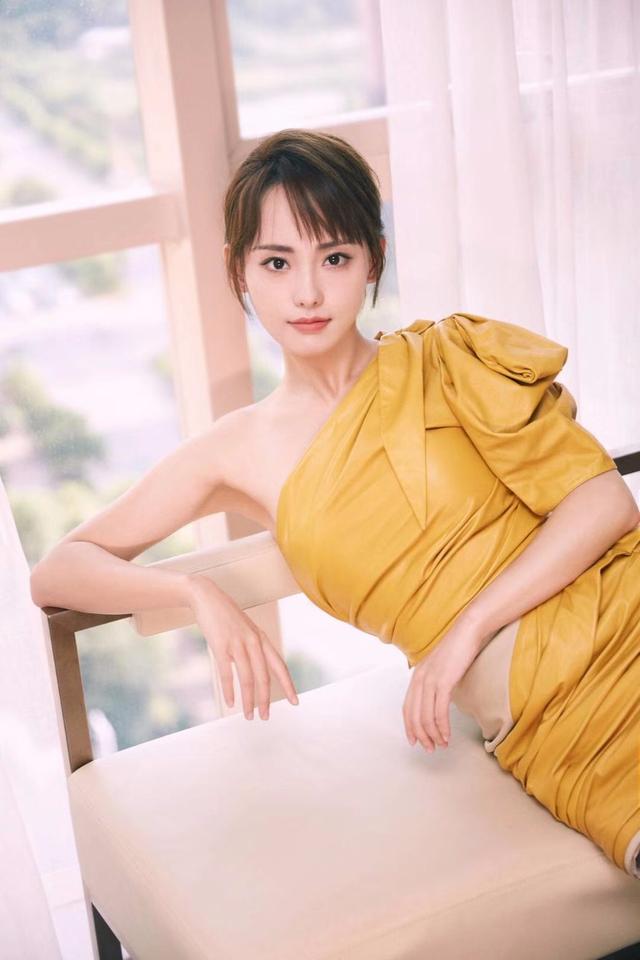 张嘉倪穿鹅黄皮裙秀身材,斜肩设计半露香肩,一双大长腿好吸睛 凯发k8官网