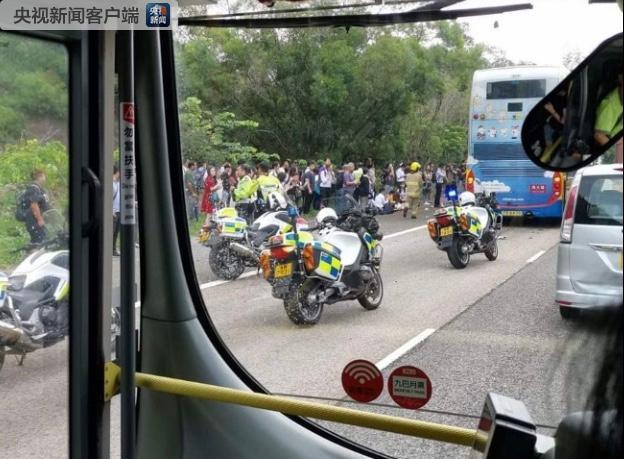 香港新界大榄隧道外两辆巴士相撞77人被困