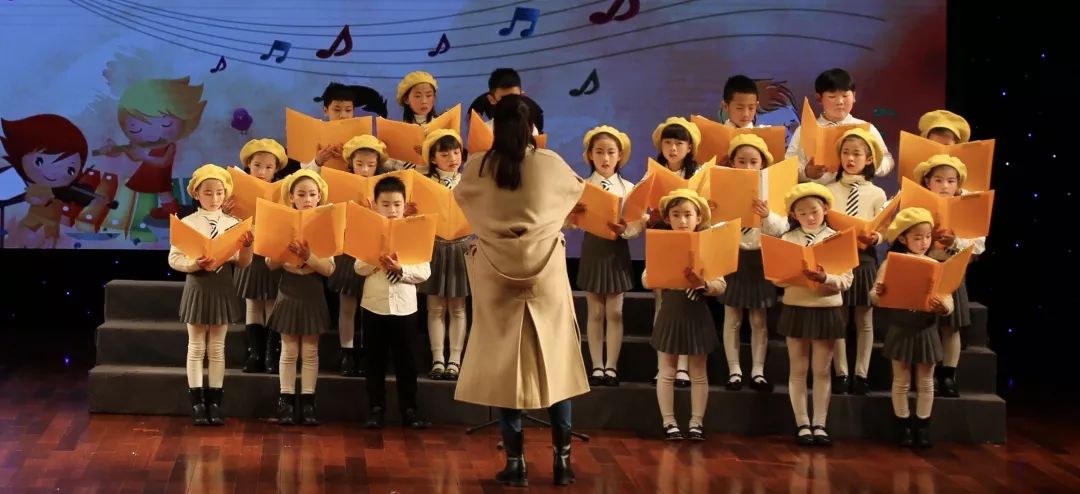 不定期邀请著名童声合唱指挥家进行讲座,指导,团员们可以得到专业教师