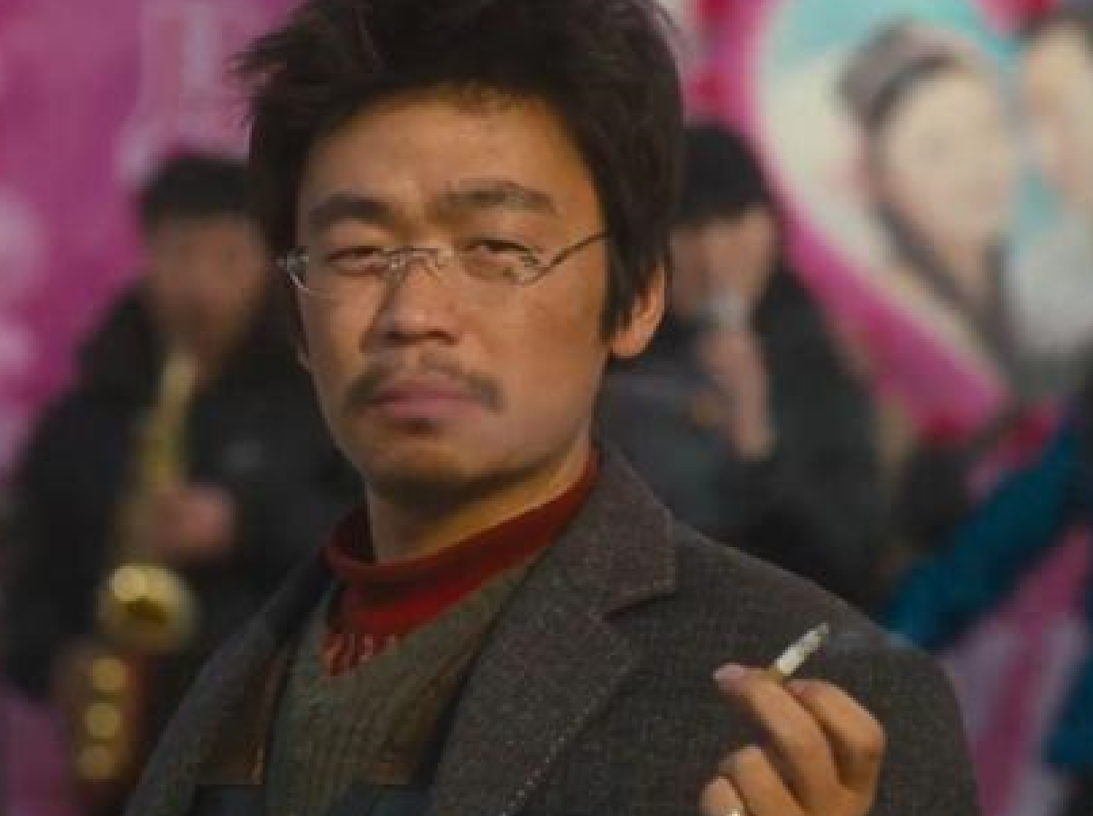 《唐探3》开拍,王宝强现身日本,红心裙搞笑难掩憔悴