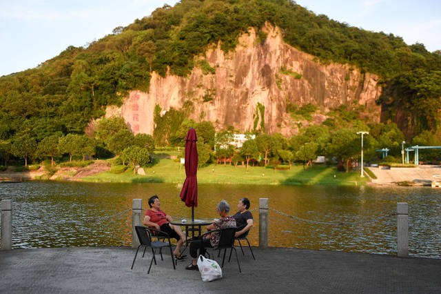 7月30日,居民在宁波市奉化区莼湖镇一处沿河修建的公园休闲.