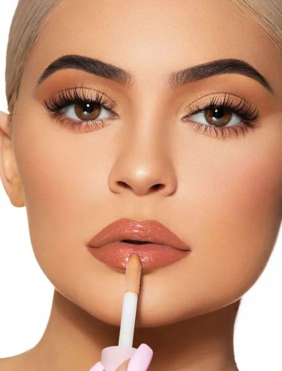 kylie cosmetics high gloss系列的闪粉也非常细腻和自然,适合日常.