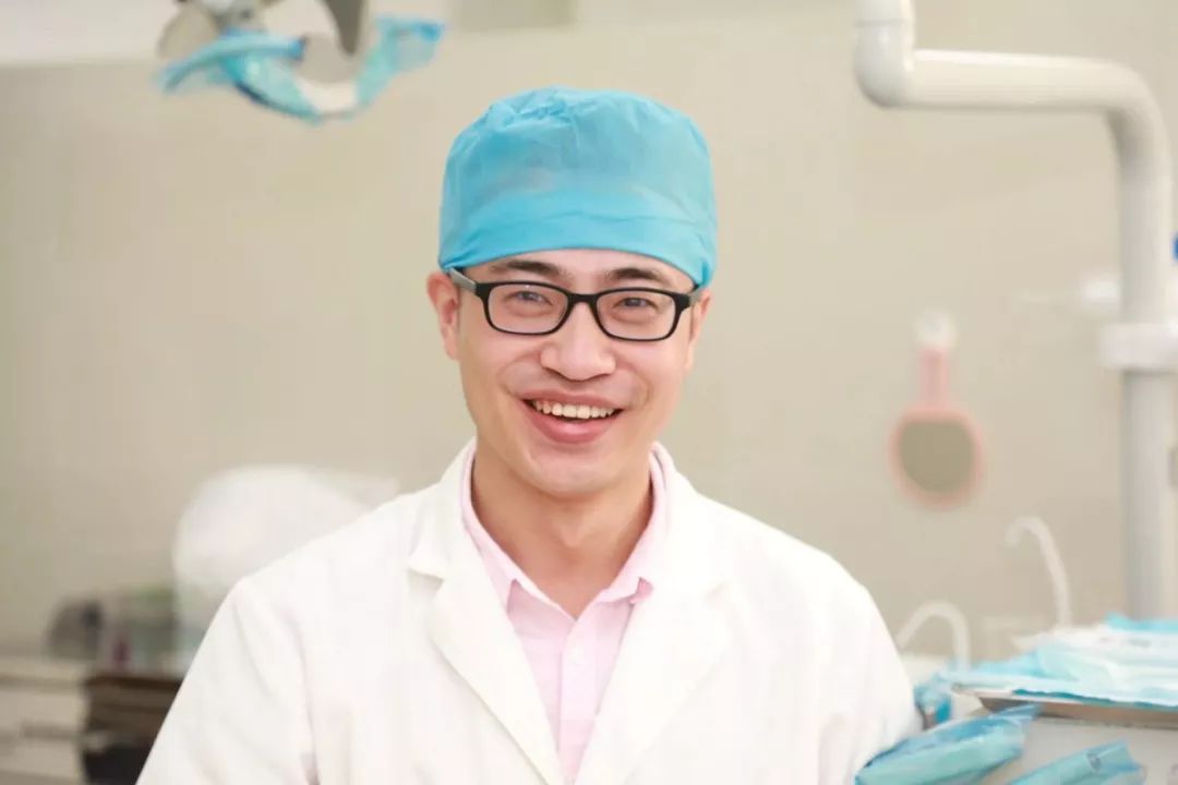 一起回忆"医生们的笑脸"去年首届"中国医师节"留下的今天,小编手揣着