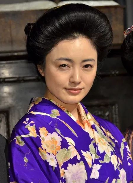 这位女士是笔名柳原白莲的柳原烨子.